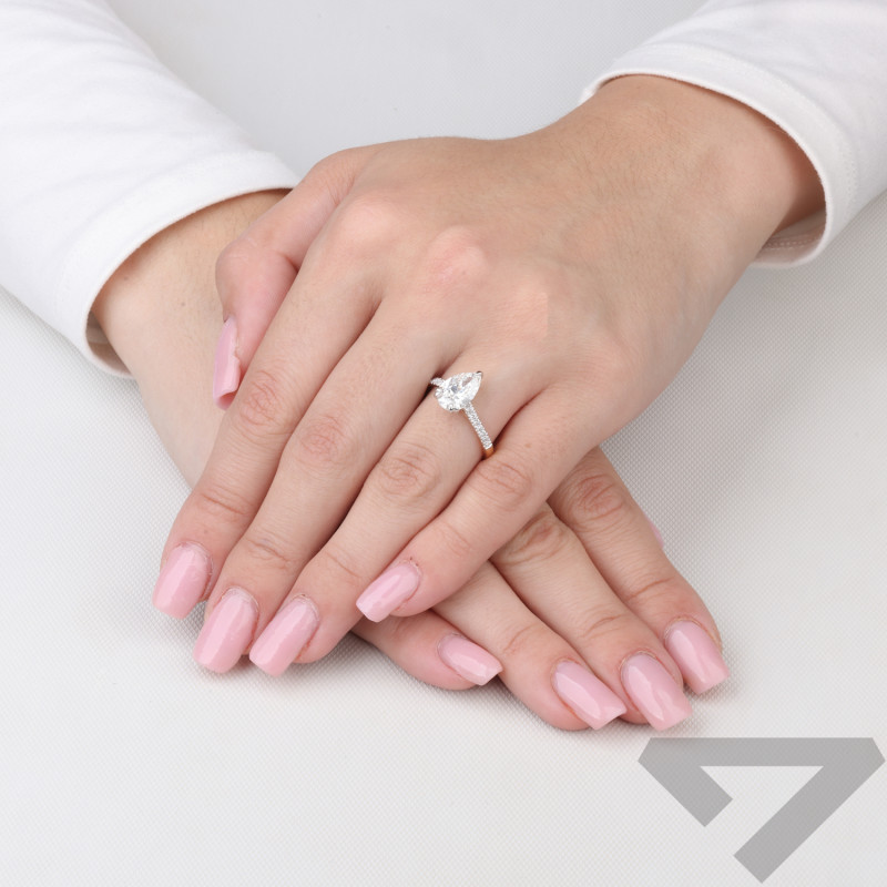 Objevte luxusní zlatý prsten s laboratorními diamanty 2,16 ct ve tvaru hrušky. Ideální zásnubní prsten. Certifikovaný IGI. V Jub