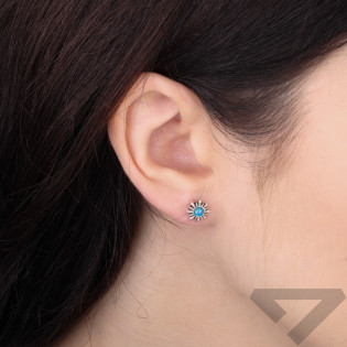 Objevte elegantní stříbrné náušnice ve tvaru kvítků s modrým syntetickým opálem. Kvalita 925/1000. Ideální dárek pro ženy. Nakup