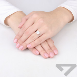Objevte elegantní stříbrný prsten s kubickou zirkonií o průměru 8 mm. Klasický design, ryzost 925. Ideální dárek pro každou příl
