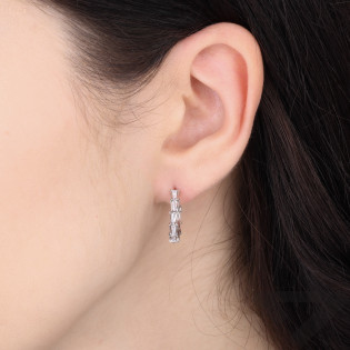 Elegantní stříbrné kruhové náušnice (18 mm) se zirkony s lichoběžníkovým brusem. Ideální dárek pro každou ženu. Zapestujte se do