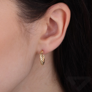 Objevte pozlacené stříbrné kruhy VIRAL o průměru 15 mm. Elegantní a moderní design, patentové zapínání. Ideální pro každou příle