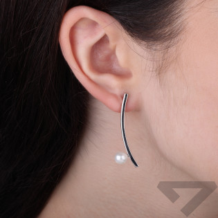 Objevte elegantní stříbrné náušnice s perlou 6 mm na puzetu. Jemný design, ryzost 925. Ideální pro každodenní nošení i speciální