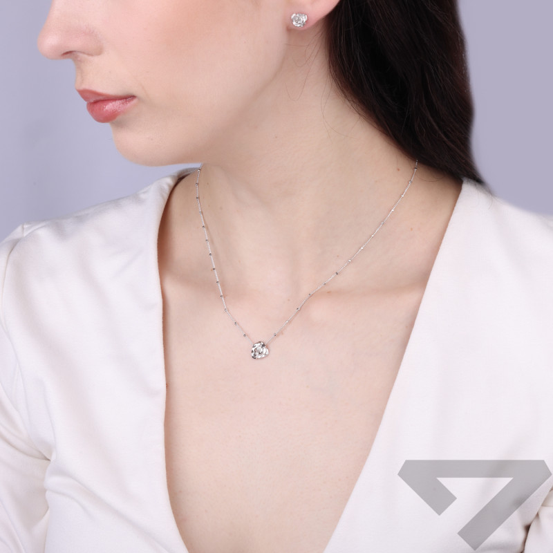 Objevte elegantní stříbrný set náhrdelníku a náušnic s motivem růže (ryzost 925). Jemný design pro každodenní nošení i speciální