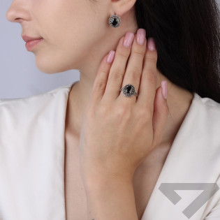 Objevte elegantní stříbrné náušnice 925 s onyxem a markazity od Jubiler Sezam. Nadčasový design, anglické zapínání a certifikova