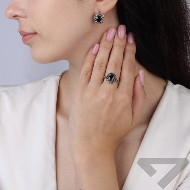 Stříbrný oxidovaný prsten ryzosti 925 s onyxem a markazity