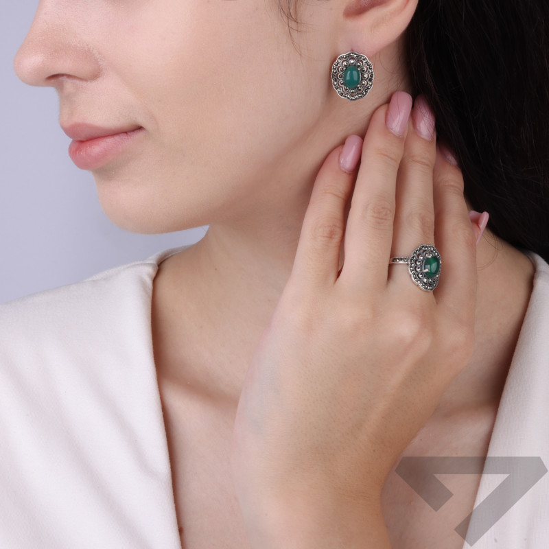 Objevte unikátní stříbrný prsten ryzosti 925 s přírodním chryzoprasem a třpytivými markazity. Elegantní design s viktoriánským n