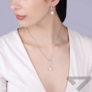 Tento elegantní stříbrný komplet s perlami a zirkony v sobě kombinuje klasickou krásu s moderním designem. Perfektní dárek pro k