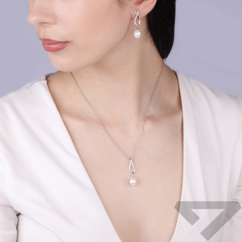Tento elegantní stříbrný komplet s perlami a zirkony v sobě kombinuje klasickou krásu s moderním designem. Perfektní dárek pro k