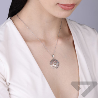 Objevte elegantní stříbrný přívěsek ve tvaru prolamované lilie 925. Symbol čistoty a harmonie s oxidovanou povrchovou úpravou. I