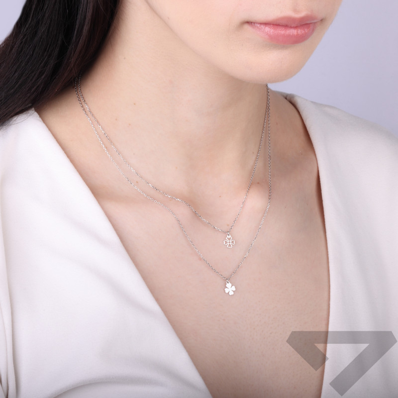 Objevte unikátní stříbrný náhrdelník 925 s dvojitým řetízkem a motivem čtyřlístků. Jemný, vrstvený design pro každodenní eleganc
