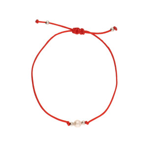 Elegantní stříbrný náramek s bílou perlou a červenou šňůrkou. Nastavitelné zapínání, průměr perly 4 mm. Perfektní dárek. Objevte