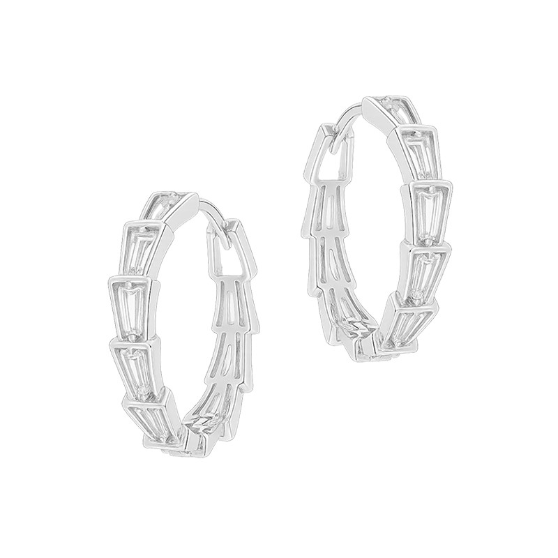 Elegantní stříbrné kruhové náušnice (18 mm) se zirkony s lichoběžníkovým brusem. Ideální dárek pro každou ženu. Zapestujte se do