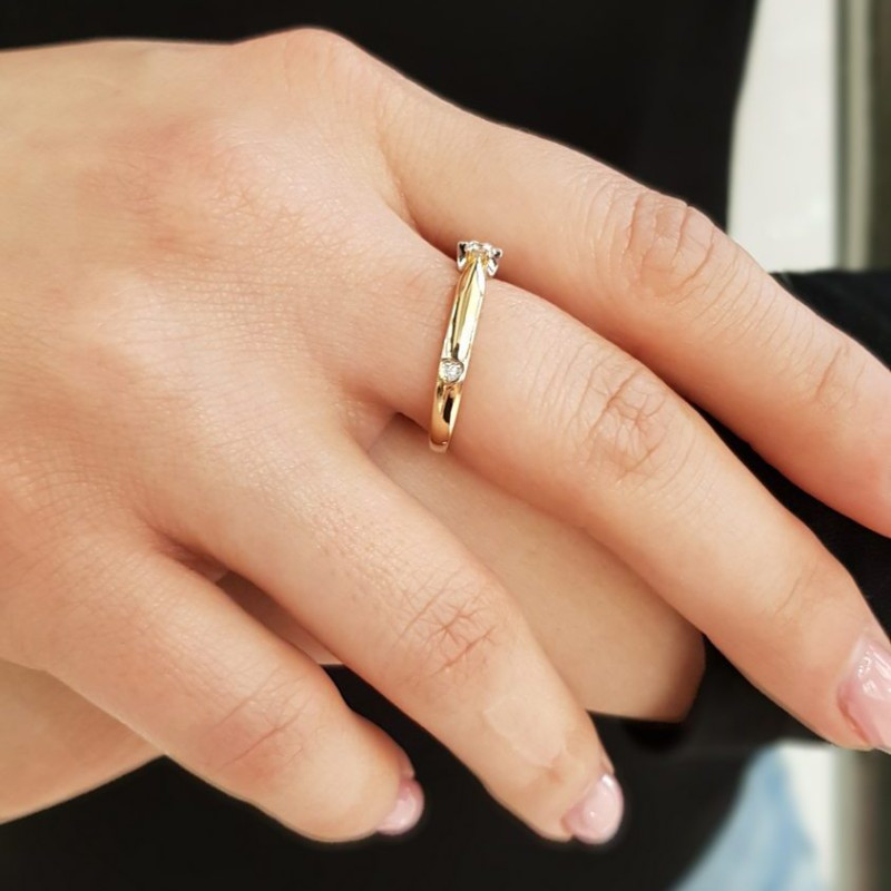 Zlatý zásnubní prsten s diamantem AMOR | iSezam.cz