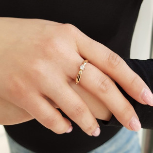 Zlatý zásnubní prsten s diamantem AMOR | iSezam.cz
