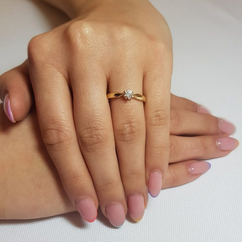 Zlatý zásnubní prsten s diamantem AMOR | iSezam.cz