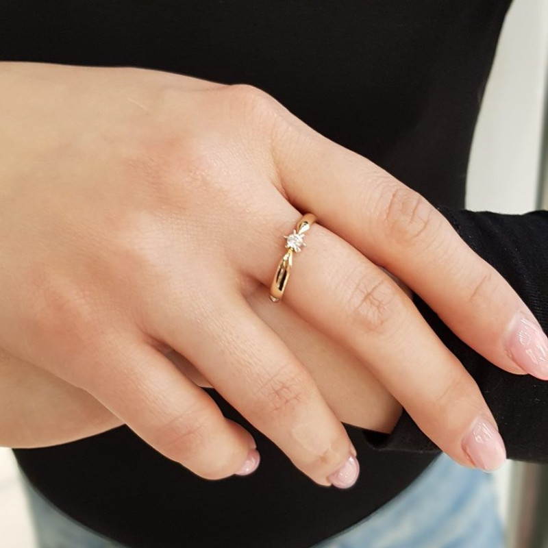 Objevte elegantní zásnubní prsten Amor ze žlutého a bílého zlata s diamanty 0,246 ct. Symbol lásky s certifikovanou kvalitou. Id