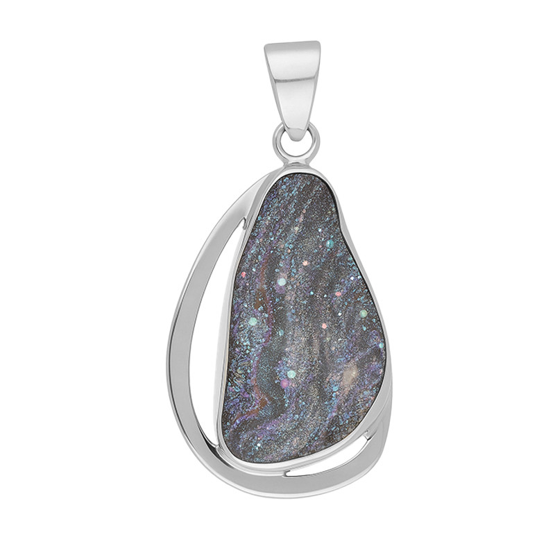 Objevte jedinečný stříbrný přívěsek s duhovým růžovým chalcedonem a titanovým povrchem. Elegantní šperk pro ty, kdo hledají harm