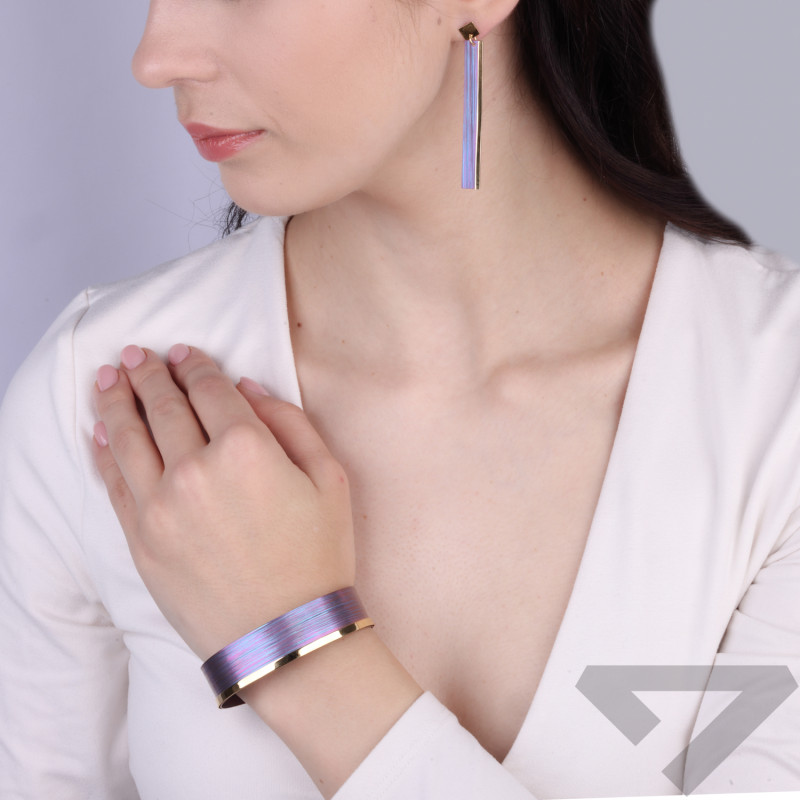 Titanový náramek bangle s proužkem stříbra 925 ve zlaté barvě