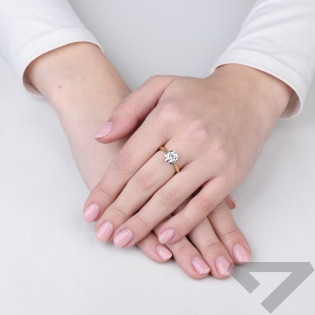 Objevte luxusní zlatý zásnubní prsten 585 s laboratorním diamantem 1 ct a certifikátem IGI. Elegantní design a etický výběr. Nak