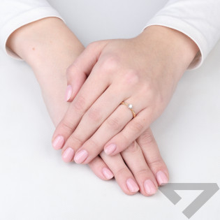 Objevte prsten Lily ze zlata 585 s diamantem 0,10 ct. Kombinace bílého a žlutého zlata s briliantovým výbrusem. Ideální dárek pr