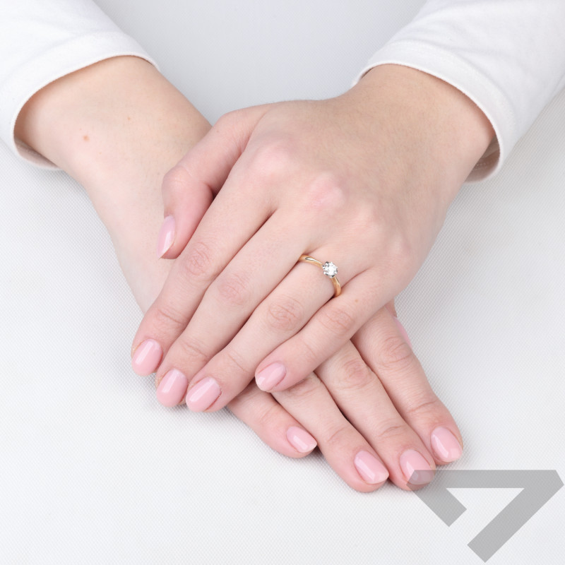 Zlatý zásnubní prsten Lily s diamantem 0,24 ct | iSezam.cz