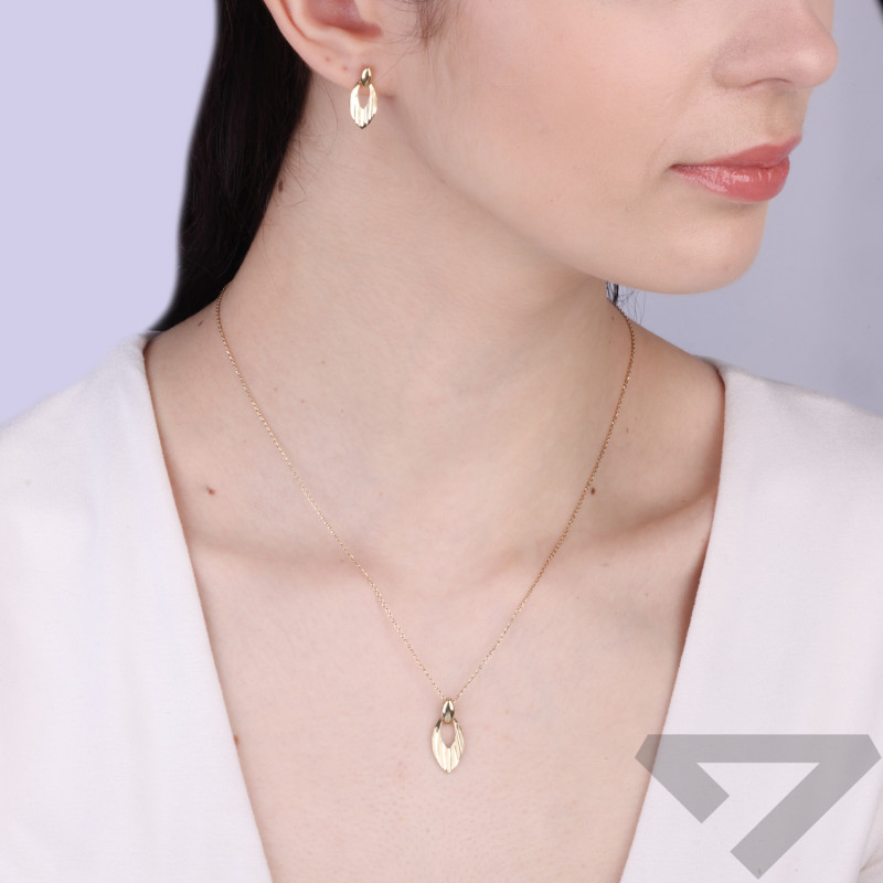 Zlatý set náušnic a přívěsku s diamantonováním | iSezam.cz