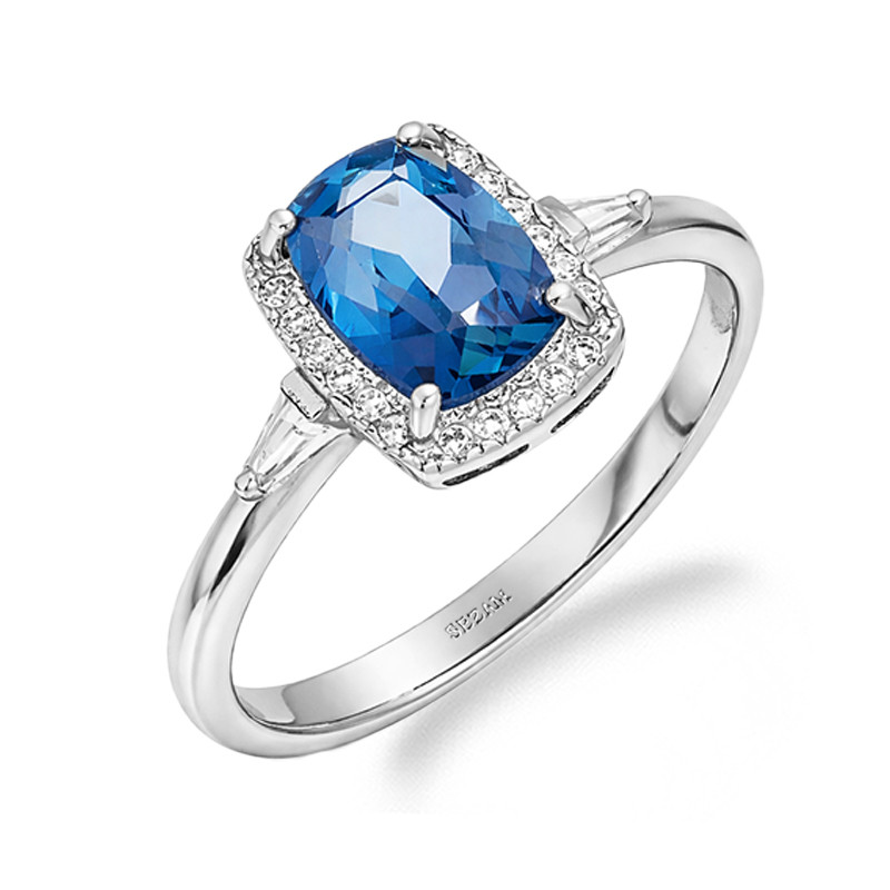 Objevte elegantní stříbrný prsten s přírodním topazem Blue London a zářivými zirkony. Perfektní pro zásnuby i každodenní nošení.