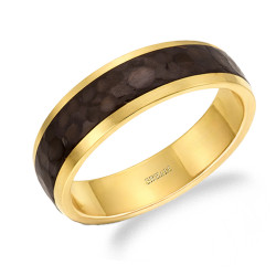 Objevte moderní zlatý snubní prsten ryzosti 333 s elegantním karbonovým detailem (šířka 6 mm). Ideální pro váš jedinečný den. Vy