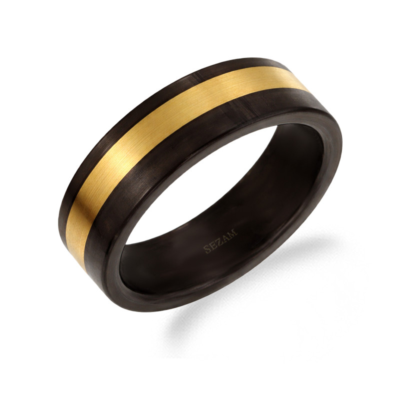 Objevte moderní karbonový prsten se zlatým pruhem 333 od Jubiler Sezam. Elegantní, minimalistický design pro každodenní nošení i