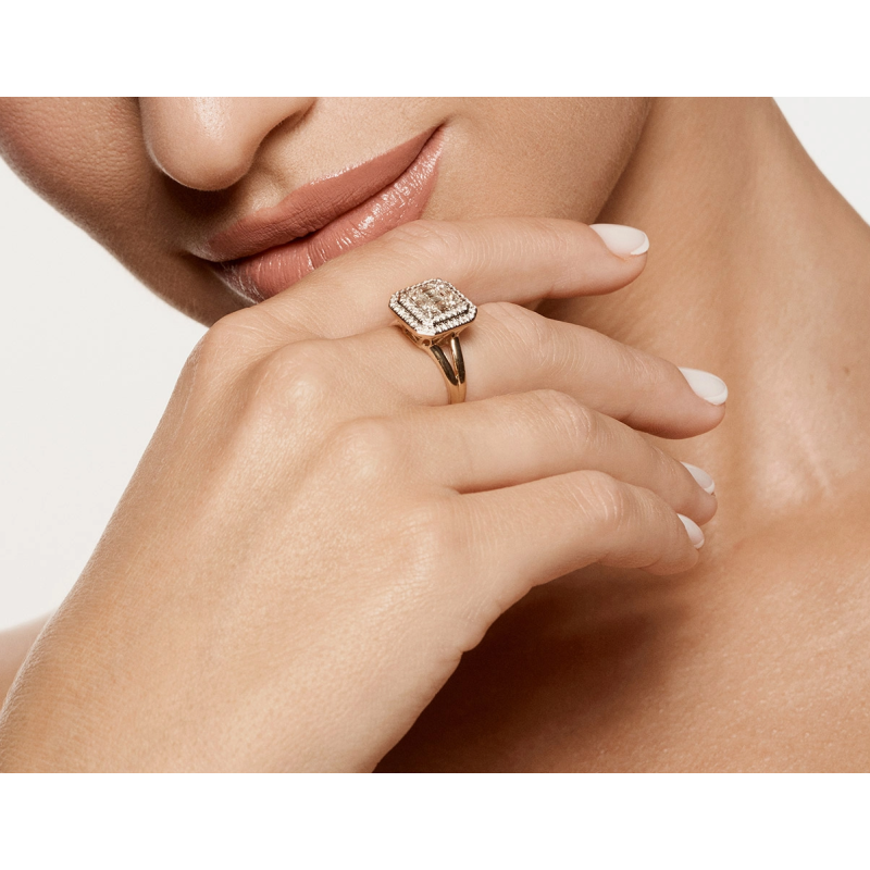 Objevte luxusní zásnubní prsten z 14kt zlata s 73 diamanty (0,77 ct). Unikátní design, certifikovaná kvalita. Ideální dárek pro 