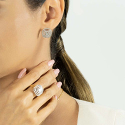 Objevte luxusní zásnubní prsten z kolekce Wiktoria se 109 diamanty (0,54 ct) v bílém zlatě 585. Geometrický design ve stylu art 
