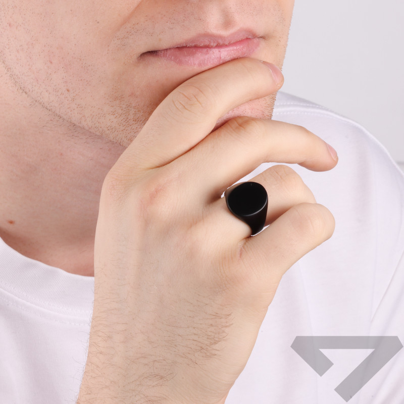 Objevte minimalistický pánský oválný prsten z nerezové oceli v matné černé barvě. Perfektní doplněk pro každý styl. Nakupujte ny