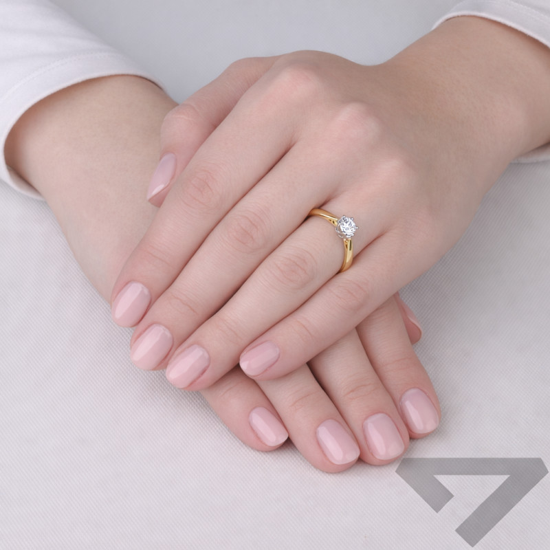 Objevte luxusní zásnubní prsten Royal s přírodním diamantem 1,0 ct ze zlata 585. Ruční výroba, certifikovaný briliant a elegantn