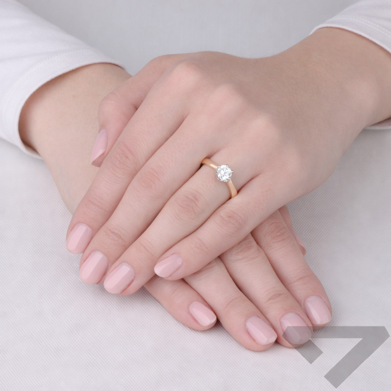 Objevte luxusní zásnubní prsten Royal s laboratorním diamantem 0,54 ct a zlatem ryzosti 585. Certifikovaná kvalita IGI. Ideální 