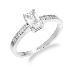 Objevte elegantní stříbrný prsten ryzosti 925 s obdélníkovým zirkonem a drobnými kamínky. Perfektní doplněk pro každou příležito