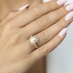 Objevte elegantní zlatý prsten s přírodní perlou a diamanty 0,03 ct v obchodě Jubiler Sezam. Dokonalý dárek pro každou ženu. Nak