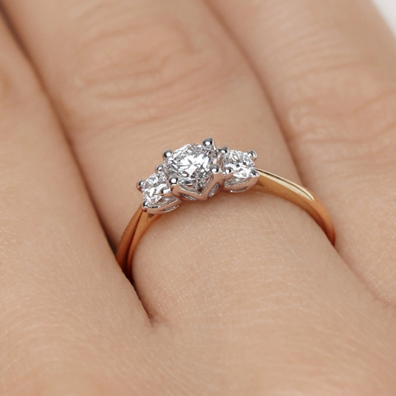 Zásnubní prsten Noble se 3 laboratorními diamanty | iSezam.cz