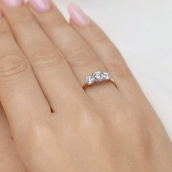 Objevte elegantní zlatý prsten Noble s laboratorními diamanty 0,56 ct ze zlata ryzosti 585. Nadčasový design, symbolika tří kame