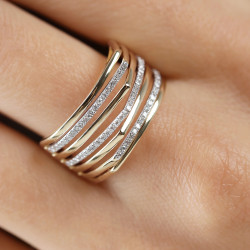 Objevte elegantní zlatý prsten LINE s diamanty 0,24 ct. Moderní design a prvotřídní kameny. Perfektní dárek. Kupte nyní v Jubile
