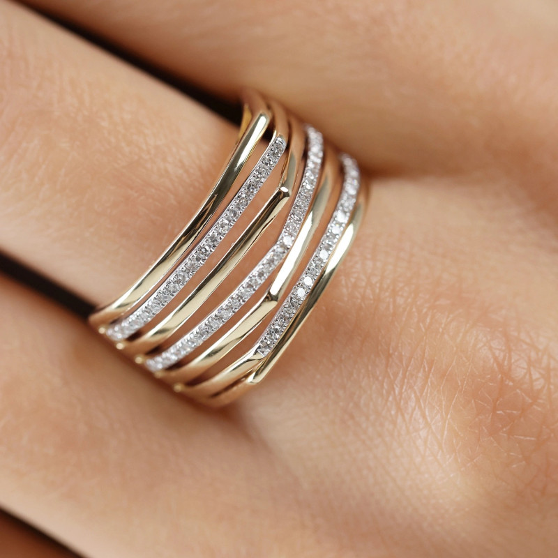 Objevte elegantní zlatý prsten LINE s diamanty 0,24 ct. Moderní design a prvotřídní kameny. Perfektní dárek. Kupte nyní v Jubile