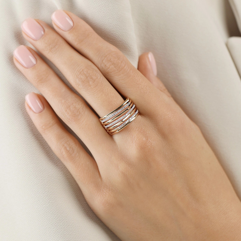 Objevte elegantní zlatý prsten LINE s diamanty 0,24 ct. Moderní design a prvotřídní kameny. Perfektní dárek. Kupte nyní v Jubile