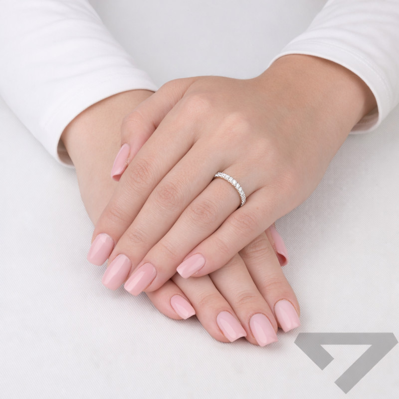 Objevte elegantní zlatý zásnubní prsten Line of Love s laboratorními diamanty 0,28 ct. Ideální pro váš výjimečný okamžik. Kupte 