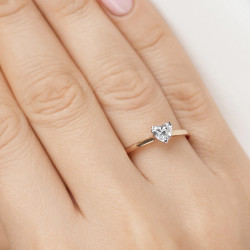 Elegantní zásnubní prsten z 14karátového zlata s laboratorním diamantem srdcového brusu (0,27 ct, G/VS). Ideální symbol lásky. C
