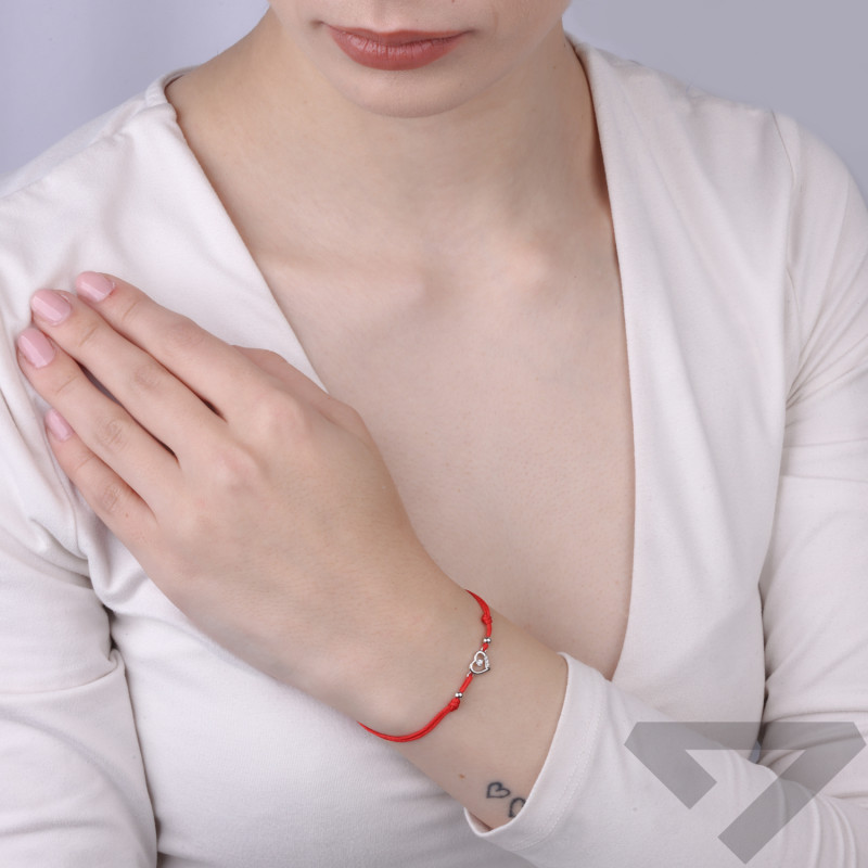Červený náramek na šňůrce se srdíčkem ze stříbra 925