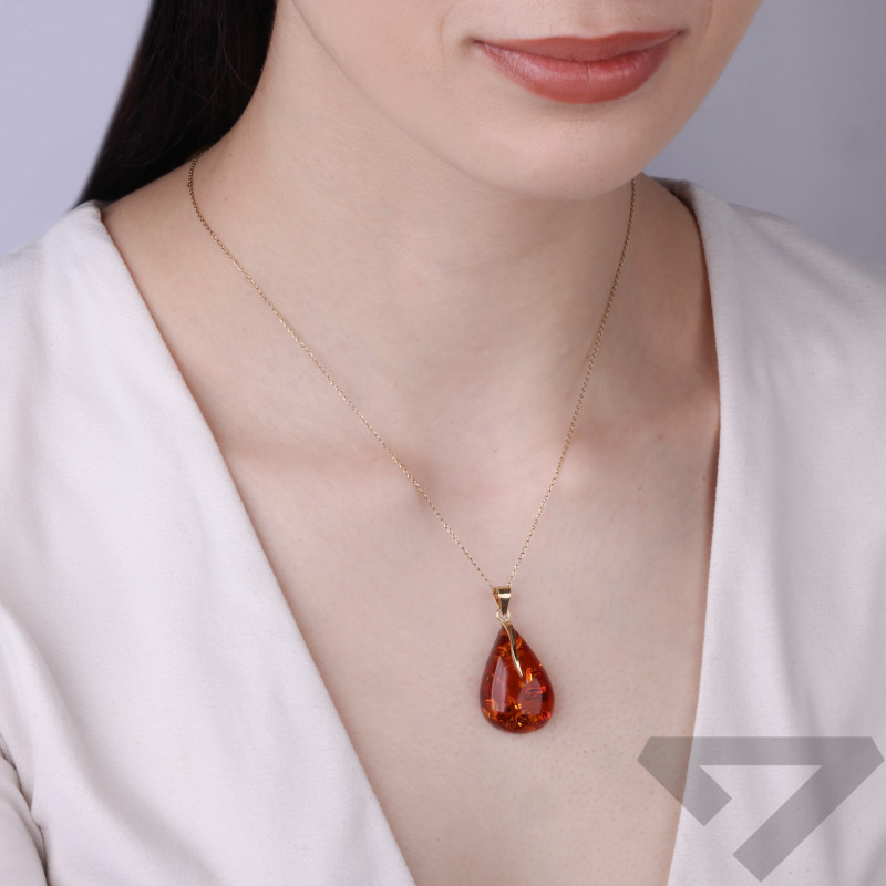Přívěsek z koňakového jantaru ve tvaru slzy, očko ze zlata 585