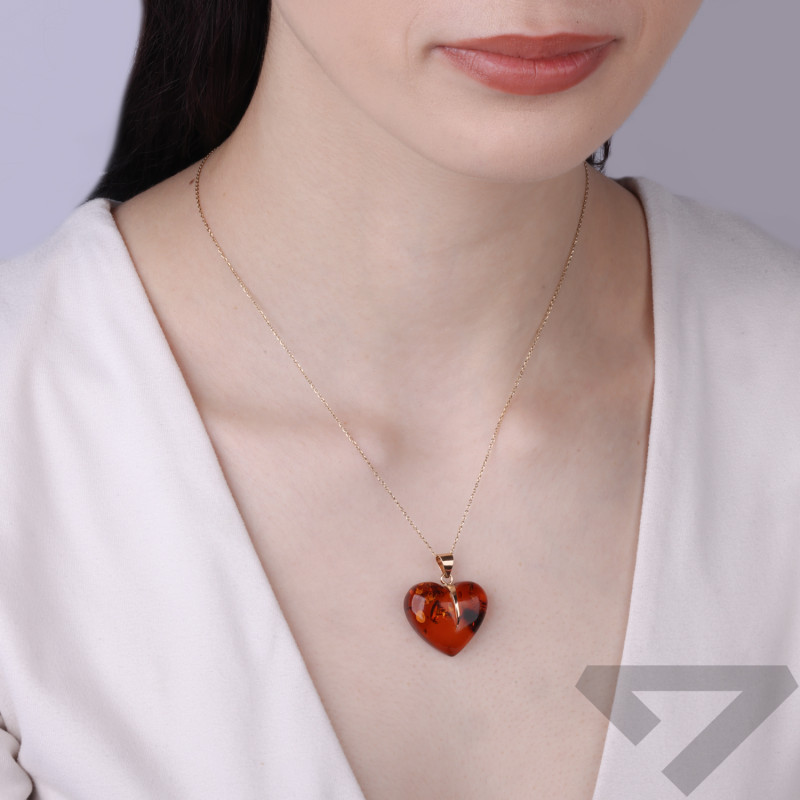 Přívěsek se srdcem z přírodního jantaru, ouško ze zlata 585