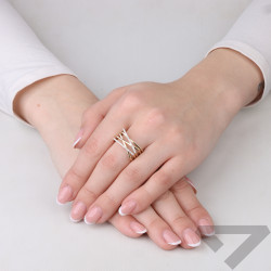 Objevte moderní zlatý prsten Line (585) s 0,13ct diamanty. Luxusní šperk s originálním designem. Certifikované kameny. Kupte nyn