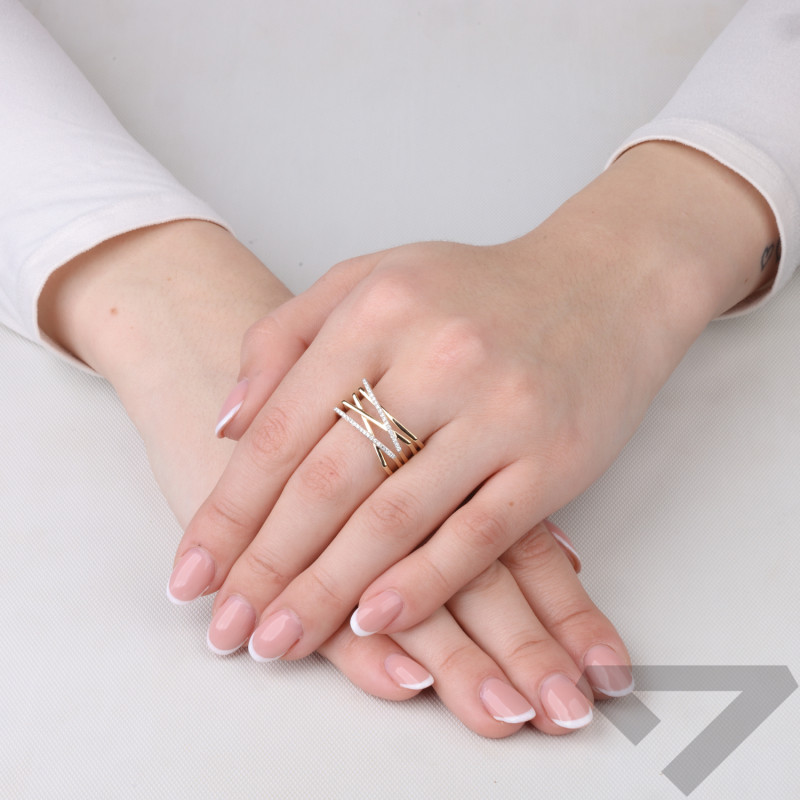 Objevte moderní zlatý prsten Line (585) s 0,13ct diamanty. Luxusní šperk s originálním designem. Certifikované kameny. Kupte nyn