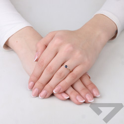 Zlatý prsten se safírem a diamanty 0,32 ct | iSezam.cz