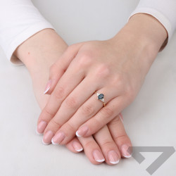 Objevte elegantní zlatý prsten s London topazem (0,90 ct) a diamanty (0,10 ct). Ryzost 585. Ideální dárek či doplněk. Certifikov